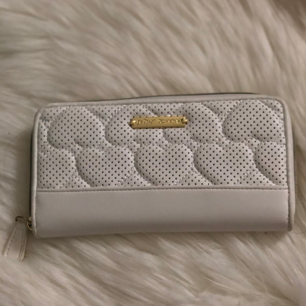 🎀Betsy Johnson white wallet 🎀